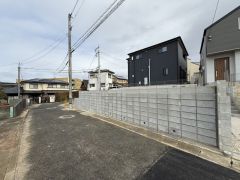 前面道路。北西側約4ｍ。