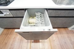 炊事時間を大幅に短縮できる食器洗浄乾燥機付き＾＾食器を洗う手間が減るので家族とのコミュニケーションの時間や自分の時間が増えますね。