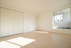 9帖。主寝室としてお使いいただけそうなこちらのお部屋は、日当たりが良く、爽やかな風を感じて起きる朝は、快適生活の始まりに。