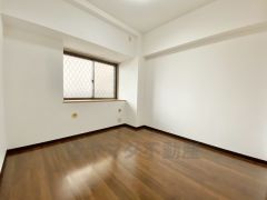 採光を確保した明るい室内は、風通しも良く、大変居心地の良い空間となっております。日当たりがよく、子供部屋としての利用もおすすめ。