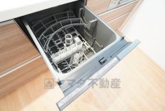 炊事時間を大幅に短縮できる食器洗浄乾燥機付き＾＾食器を洗う手間が減るので家族とのコミュニケーションの時間や自分の時間が増えますね。