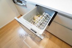 炊事時間を大幅に短縮できる食器洗浄乾燥機付き＾＾食器を洗う手間が減るので家族とのコミュニケーションの時間や自分の時間が増えますね。