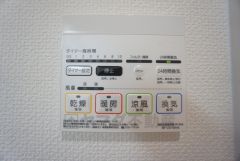 浴室暖房乾燥機には、暖房、乾燥、涼風、換気の4つの機能が付いています。タイマー付き。
