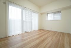 6.3帖。主寝室としてお使いいただけそうなこちらのお部屋は、日当たりが良く、爽やかな風を感じて起きる朝は、快適生活の始まりに。