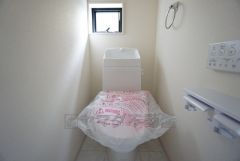温水洗浄機付トイレです。節水機能もあるので、安心して使えますね。もちろん、1階2階の2ヶ所にトイレがあるので、忙しい朝にもゆとりができますね。