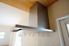 コンロ上には換気扇完備＾＾すぐ横に勝手口が設けられているので、換気扇と合わせてWで換気できます＾＾