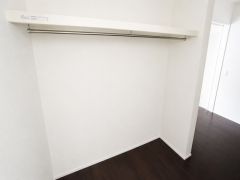 家の中心にファミリークローク完備。ご家族の衣類や荷物をまとめて収納できます＾＾適切な場所に配置することで生活動線を短くし、家事効率も高まりますね＾＾