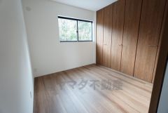 約4.5帖の洋室。家具を選ばないナチュラルな色合いの壁紙とフローリングです。