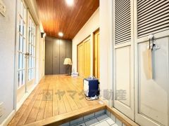 無垢材仕様の玄関廊下。温かみのある空間です。