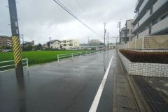 全面道路は広く、車通りも少ないので安心です＾＾