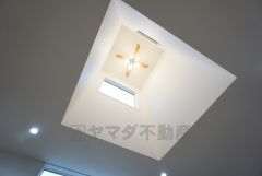 LDK上部は、吹抜けで明るく開放感のある空間＾＾天井まで見渡すことが可能であるため視線の抜けが良く、実際の部屋の広さよりも広く感じます＾＾