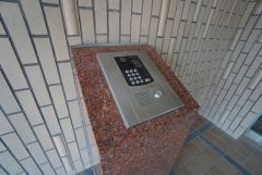 防犯はもちろん、セールスマン対策にもなるモニター付きインターホンです。 来訪者の顔が見えるので安心ですね＾＾
