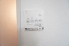 浴室暖房乾燥機には、暖房、乾燥、涼風、換気の4つの機能が付いています。タイマー付きです。換気・雨の日の洗濯も安心です＾＾