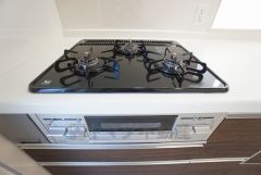 3種類の料理が同時に調理できる、3口ガスコンロ。忙しい夕食の支度時間が短縮できて嬉しいですね。