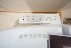 温水、暖房、ウォシュレット付の高機能トイレです。