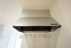 コンロ上には換気扇完備＾＾すぐ横に小窓が設けられているので、換気扇と合わせてWで換気できます＾＾
