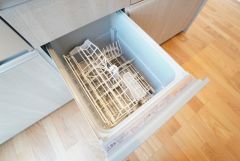 炊事時間を大幅に短縮できる食器洗浄乾燥機付き＾＾食器を洗う手間が減るので家族とのコミュニケーションの時間や自分の時間が増えますね。