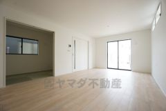 大きな掃き出し窓のあるリビングは、陽光あふれる明るい空間です。ゆったりと寛げる憩いの場となりそうです。 