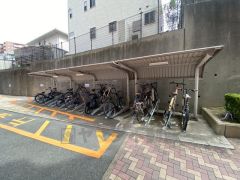 屋根付き駐輪場完備。清掃と管理により、常に清潔で安全な環境を維持しています。