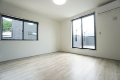 8帖。主寝室としてお使いいただけそうなこちらのお部屋は、日当たりが良く、爽やかな風を感じて起きる朝は、快適生活の始まりに。