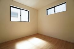 2面採光を確保した明るい室内は、風通しも良く、大変居心地の良い空間となっております。日当たりがよく、子供部屋としての利用もおすすめ。