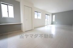 大きな掃き出し窓のあるリビングは、陽光あふれる明るい空間です。ゆったりと寛げる憩いの場となりそうです。