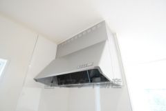 コンロ上には換気扇完備＾＾すぐ横に小窓が設けられているので、換気扇と合わせてWで換気できます＾＾