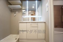 三面鏡裏収納付き洗面化粧台。