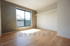 バルコニーに面した約6帖の洋室。