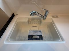 大きなお鍋も楽々洗える幅の広いシンクです＾＾洗剤やスポンジもすっきりできる収納付き。