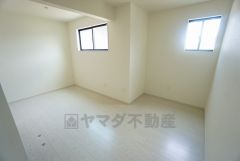 温かい光の差し込むゆとりのある居室をぜひ現地にてご確認くださいませ。 住む人のこだわりを活かす洋室＾＾