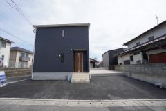 駐車スペースはゆとりある4台分(車種による)を確保。マイカー用に、お客さま用に、余裕を持ってご利用いただけます＾＾ 