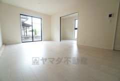 大きな掃き出し窓のあるリビングは、陽光あふれる明るい空間です。ゆったりと寛げる憩いの場となりそうです。