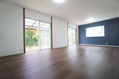 大きな掃き出し窓のあるリビングは、陽光あふれる明るい空間です。ゆったりと寛げる憩いの場となりそうです。