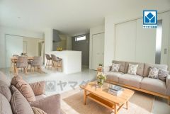 CGによるイメージ画像です。家族が集まる開放的なリビング。思い思いの時間を過ごしたり食事をしたり、素敵な団らんの場になりますね。