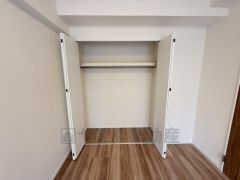 洋室にはハンガーパイプ付きのクローゼットが設けられています。たっぷり収納できるので衣替えの心配もいりませんね＾＾ 