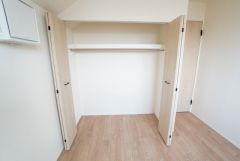 洋室にはハンガーパイプ付きのクローゼットが設けられています。たっぷり収納できるので衣替えの心配もいりませんね＾＾