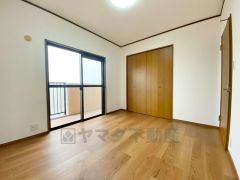 採光を確保した明るい室内は、風通しも良く、大変居心地の良い空間となっております。日当たりがよく、子供部屋としての利用もおすすめ。