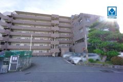 鶴田小学校まで徒歩9分。スーパーやコンビニなども近く周辺環境充実。快適でゆとりのある生活空間で新生活を始めましょう^^