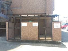 専用のゴミ捨て場が設けられており、居住者が利用しやすいのも魅力＾＾毎日の暮らしをよりスムーズにしてくれる便利な共用設備です。