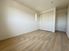 6.5帖洋室。住む人のこだわりを活かす洋室＾＾広めのクローゼットもあり荷物もすっきり片付けられ、ゆとりのある暮らしが出来ます＾＾