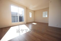 大きな掃き出し窓のあるリビングは、陽光あふれる明るい空間です。ゆったりと寛げる憩いの場となりそうです。