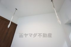 洗面室には室内物干し付き＾＾雨の日や花粉の季節でも気にせず洗濯物が干せるので嬉しいですね＾＾