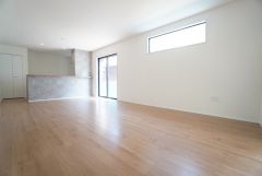 大きな窓のあるリビングは、陽光あふれる明るい空間です。居心地良く、ご家族皆がゆったり寛げる憩いの空間となりそうです。