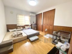 8.4帖。主寝室としてお使いいただけそうなこちらのお部屋は、日当たりが良く、爽やかな風を感じて起きる朝は、快適生活の始まりに。 