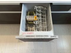 家事の時間が短縮できる食器洗浄乾燥機付。後片付けもラクラクです。