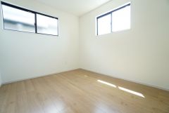 2面採光を確保した明るい室内は、風通しも良く、大変居心地の良い空間となっております。日当たりがよく、子供部屋としての利用もおすすめ。