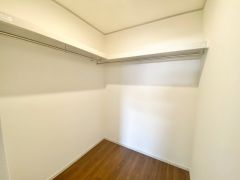 洋室にはハンガーパイプ付きのウォークインクローゼットが設けられています。たっぷり収納できるので衣替えの心配もいりませんね＾＾