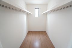 収納力豊富なウォークインクローゼット。洋服や小物などを1箇所にまとめて美しい収納を実現します。スーツケースのような大型の荷物も置けます＾＾