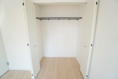 洋室にはラック付きのクローゼットが設けられています。たっぷり収納できるので衣替えの心配もいりませんね＾＾